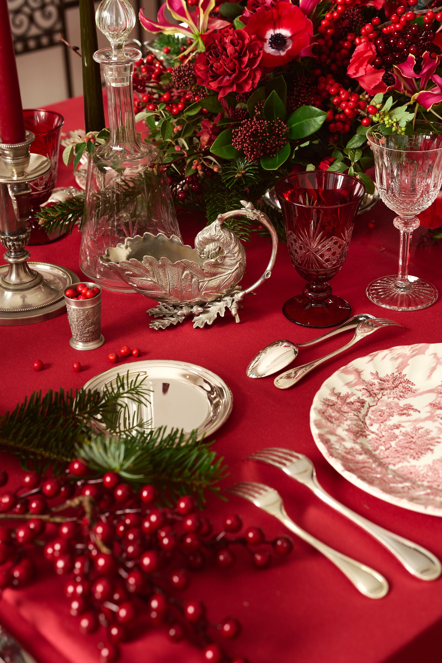 Chasse à rouge Oak leaf sauce boat